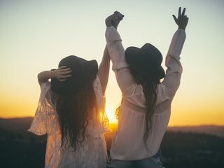 Erotikus videocsevegés LoNikTwins