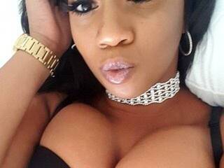 Erotikus videocsevegés LovelyMiaB