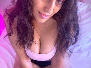 Erotikus videocsevegés MaeMoore