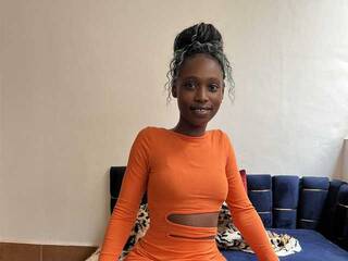 Erotikus videocsevegés Melaninebonyxxx