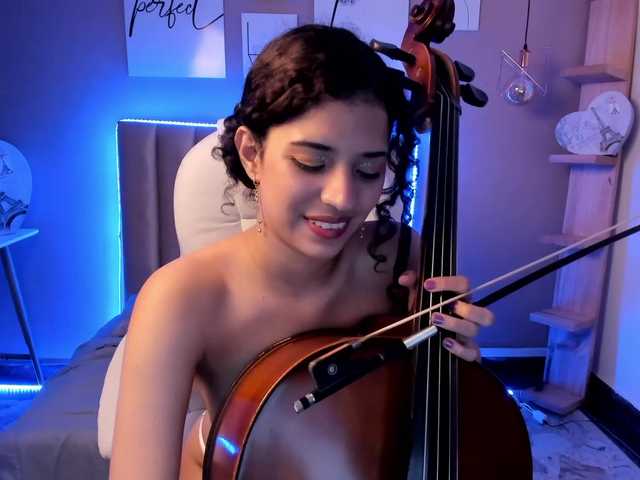 Fényképek MiaCollinns FANBOOST = FINGERING ♥Hi guys I play my cello today, Try to take my concentration with your vibration Remember follow me on my social media.