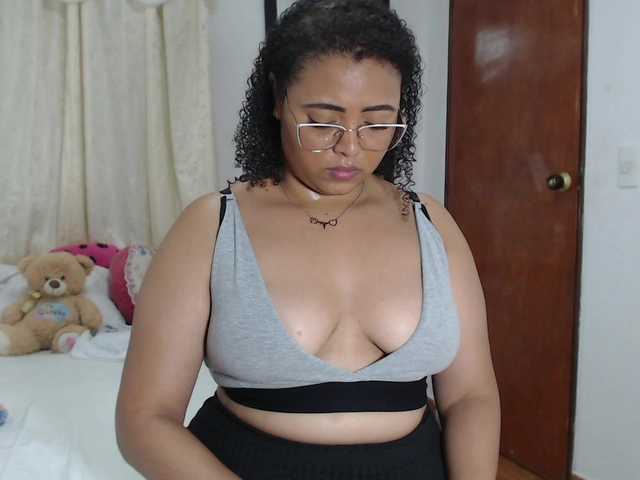 Fényképek MichelDemon hey guysss come and enjoy a while with me VIBE TOY ON make my pussy wet #latina #squirt #bigboobs