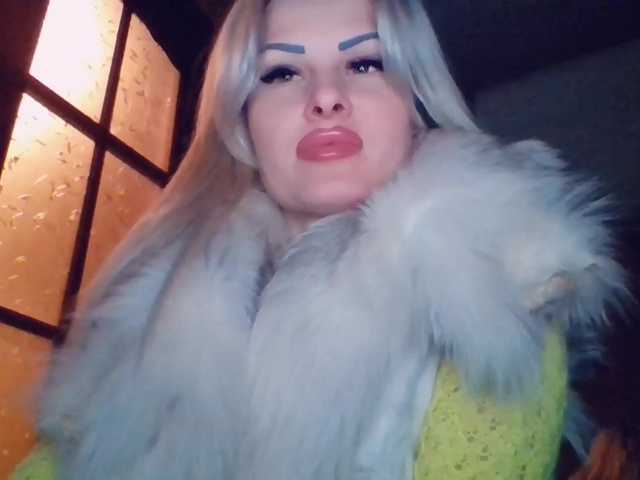 Fényképek MirandaQueen Hey there, future friends and fuck friends! Welcome to Wonderland! Mira, a young and playful woman, ready to play with you and make you cum
