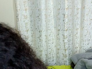 Erotikus videocsevegés NaughtyOLIVIA