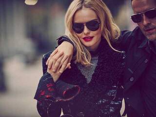 Erotikus videocsevegés Nicol-Nikko