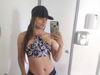 Erotikus videocsevegés NikkiHanson