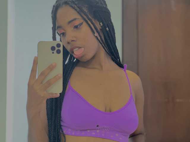 A profil fényképe Nyomi-Jay
