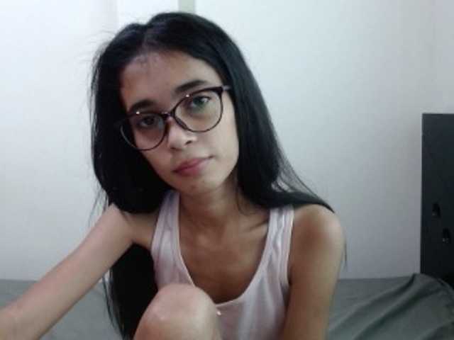 Fényképek petit-linda18 Shhhh. Im not alone. I have to be quiet but let's have quiet fun together. #18 #young #smalltits #skinny #tits