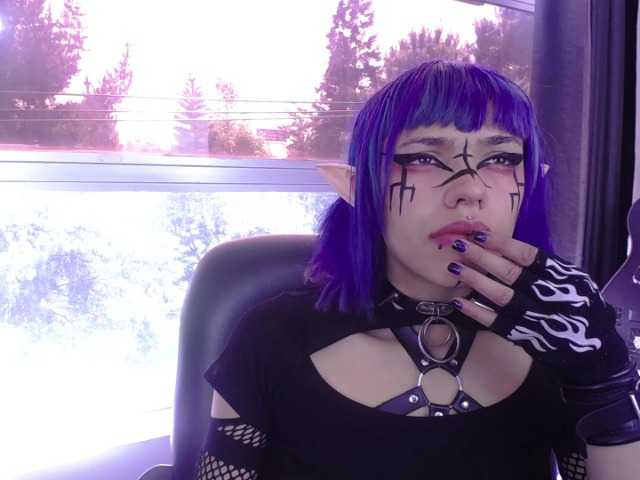 Fényképek PhychomagcArt Welcom me room!! come and play with this goth girl, but very slutty, do you want to come and taste her squirt and cum?