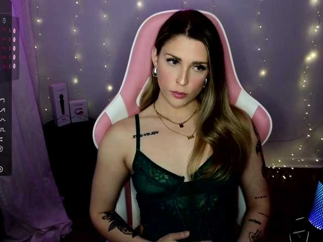 Fényképek queenxlexy spit on tits