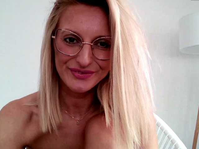 Fényképek RachellaFox Sexy blondie - glasses - dildo shows - great natural body,) For 500 i show you my naked body @remain