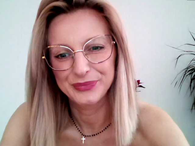 Fényképek RachellaFox Sexy blondie - glasses - dildo shows - great natural body,) For 500 i show you my naked body @remain