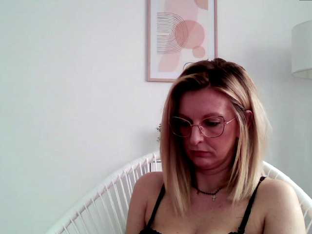 Fényképek RachellaFox Sexy blondie - glasses - dildo shows - great natural body,) For 500 i show you my naked body @remain