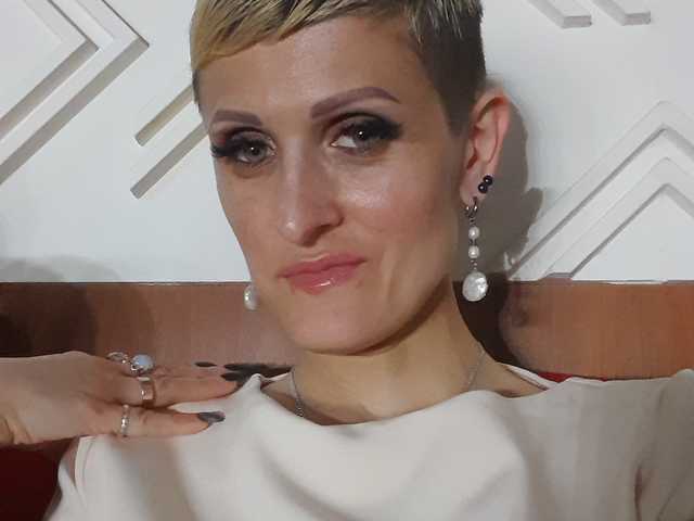 A profil fényképe N-I-M-F-O-M-A-N-K-A