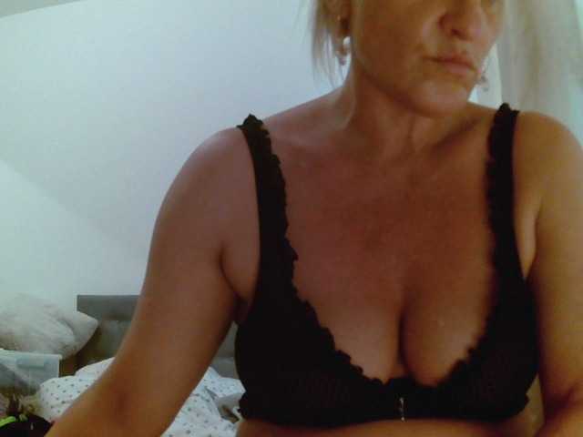 Fényképek Sandyforyou i am horny bitch . I love cocks. Wanna show my wet pussy??