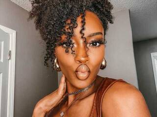 Erotikus videocsevegés Sarah-Sweets