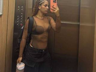 Erotikus videocsevegés SeleneRouge