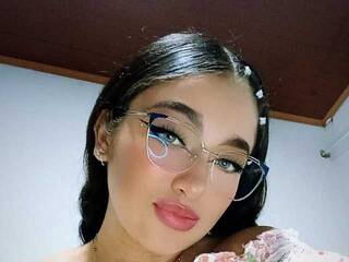 Erotikus videocsevegés Sharlot-Daft