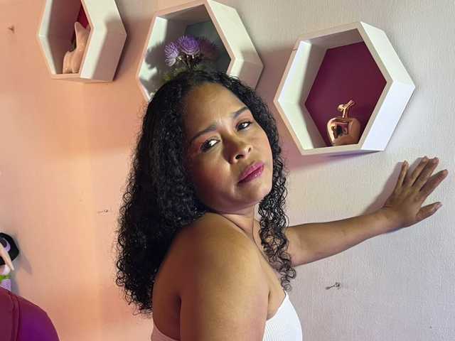 A profil fényképe SHAROM-ADAMS