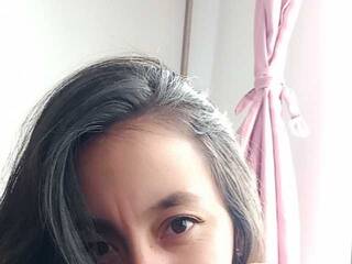 Erotikus videocsevegés soffi-a