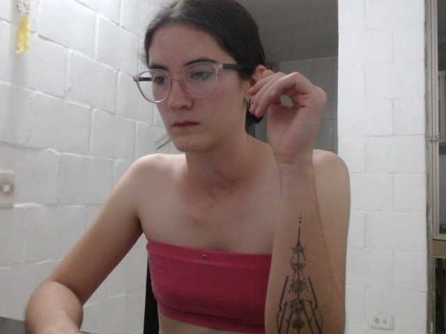 Fényképek SophiaHydes play and spit tits, naked all my little body for 10min #pettite #hot #18 #cumforme