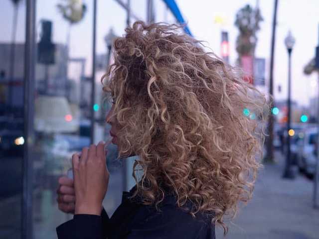 A profil fényképe stacy-curly