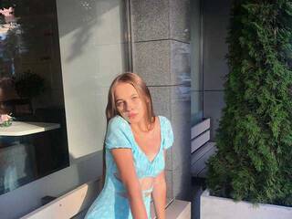 Erotikus videocsevegés SugaaaaR