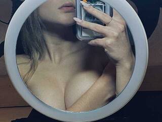 Erotikus videocsevegés ThanderKiti