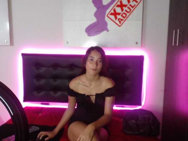 Fényképek TinnySofi18 Hi, it's my first day, I hope for your collaboration, I follow your advice #latina #skinny #feet #young #daddy #New