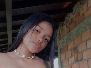 Erotikus videocsevegés Tiny-Annie