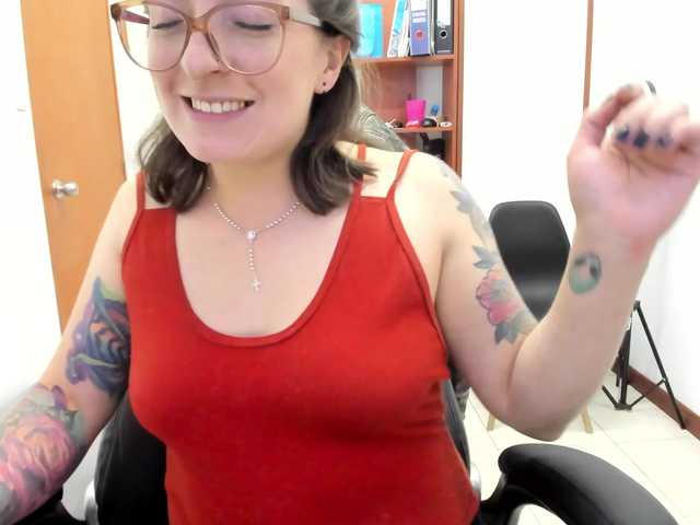 Fényképek vickysimons Come to spend a fun moment with me #latina #curvy #piercing #young