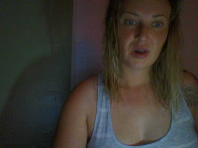Fényképek XswetaX I look at your cam for 30 tokens. chest-40 tokens