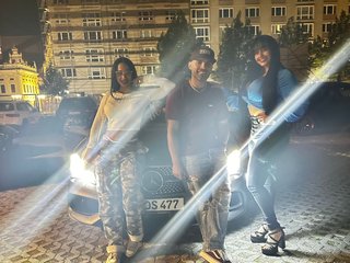 Erotikus videocsevegés xtripletemptationx