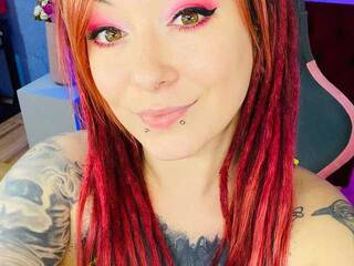 Erotikus videocsevegés Yolandi