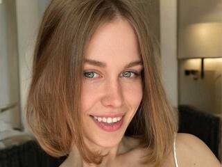 Erotikus videocsevegés YourJuly