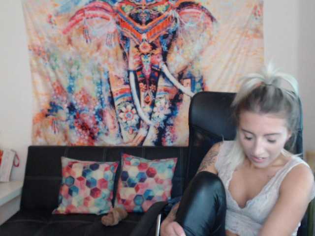 Fényképek zoee21 Goal Amount : 3000 tokens - full naked if i like-5 stand up and around-15 tokens show feet -25 tokens body tour- 30 tokens one cloth less- 40 tokens dog pose- 70 tokens finger in the mouth-75 tokens i take off my pants and top -100 to